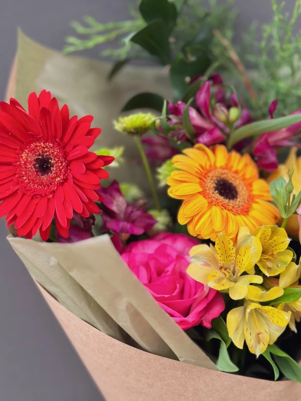 Buquê Vibrante P | Buquê Colorido com Flores da Estação