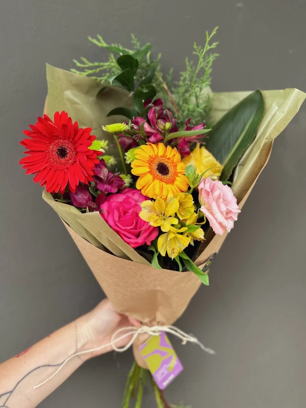 Buquê Vibrante P | Buquê Colorido com Flores da Estação